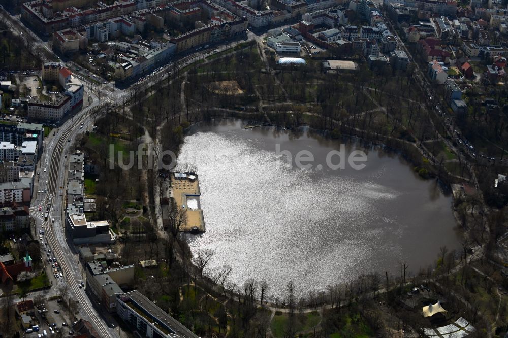 Berlin aus der Vogelperspektive: Uferbereiche des See Der Weiße See mit dem Strandbad Freibad Weißensee in Berlin, Deutschland