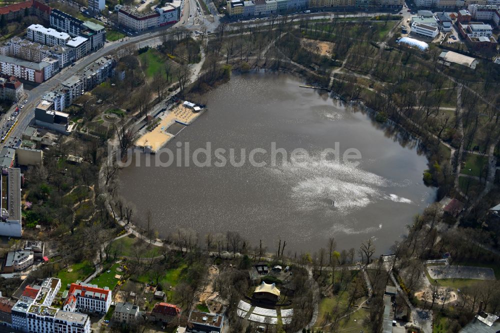 Luftaufnahme Berlin - Uferbereiche des See Der Weiße See mit dem Strandbad Freibad Weißensee in Berlin, Deutschland