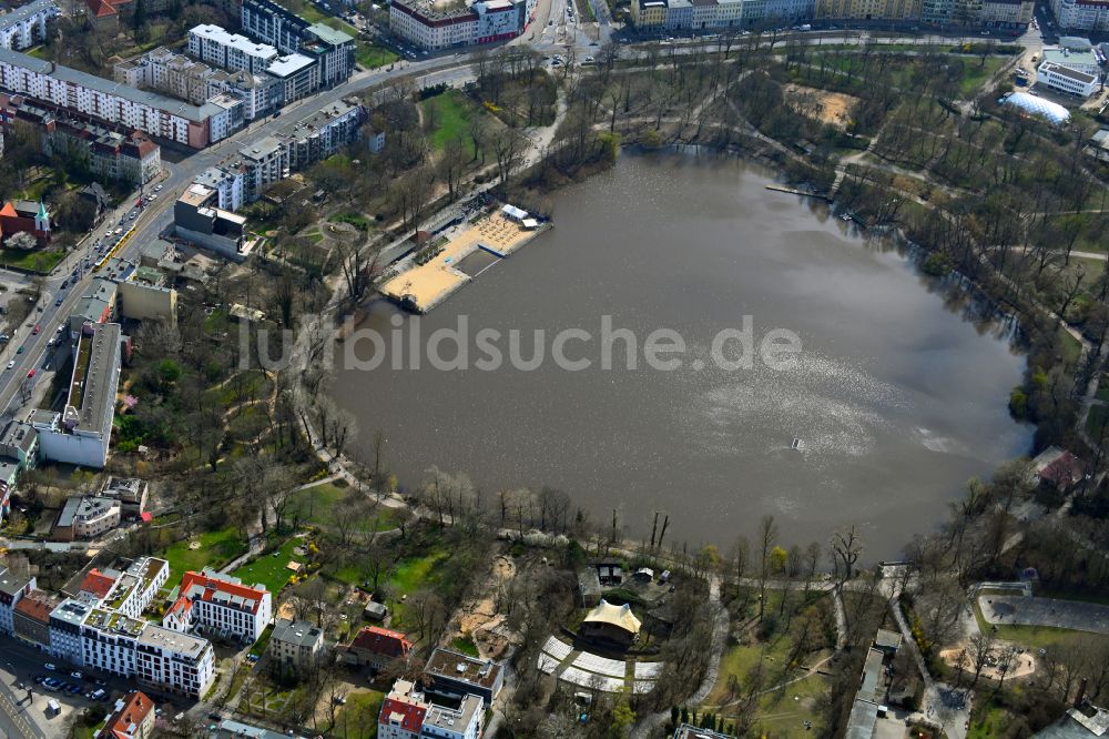 Berlin von oben - Uferbereiche des See Der Weiße See mit dem Strandbad Freibad Weißensee in Berlin, Deutschland
