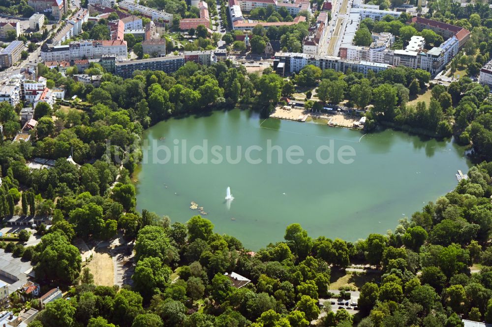 Luftbild Berlin - Uferbereiche des See Der Weiße See mit dem Strandbad Freibad Weißensee in Berlin, Deutschland