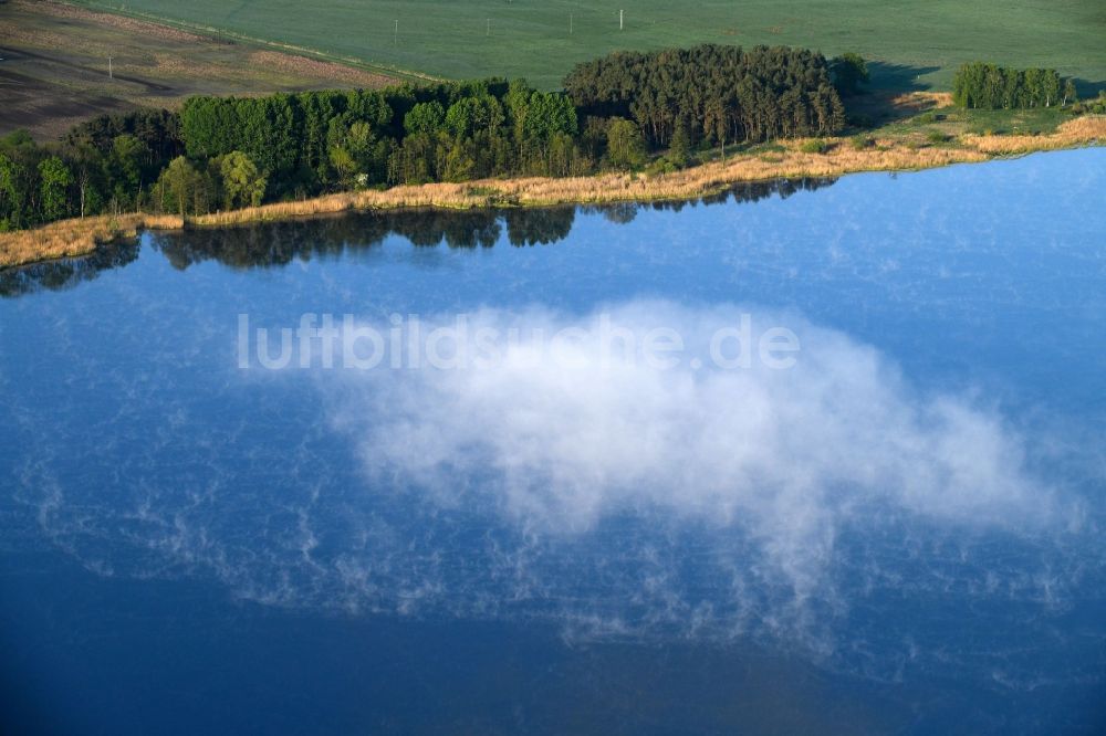 Dreetz aus der Vogelperspektive: Uferbereiche am Seegebiet des Dreetzer Sees und Wolken über der Wasseroberfläche in Dreetz im Bundesland Brandenburg, Deutschland