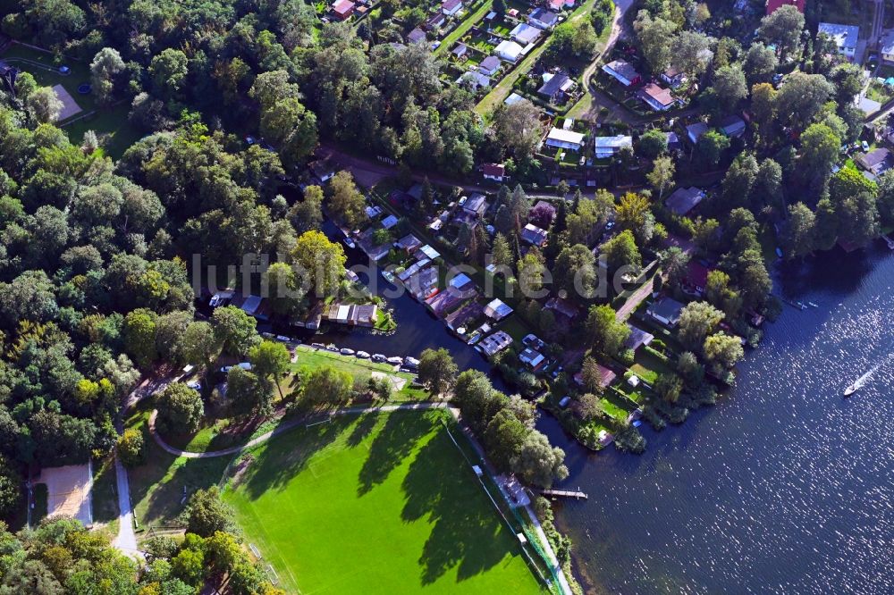 Luftaufnahme Rüdersdorf - Uferbereiche des Sees mit Anlegestellen für Ruder- und Motorboote an einem Kanal am Fischerweg im Ortsteil Hennickendorf in Rüdersdorf im Bundesland Brandenburg, Deutschland