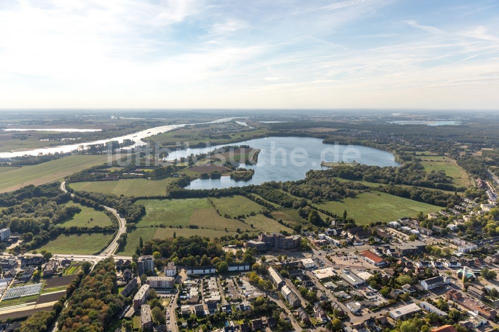 Wesel aus der Vogelperspektive: Uferbereiche des Sees Auesee in Wesel im Bundesland Nordrhein-Westfalen, Deutschland