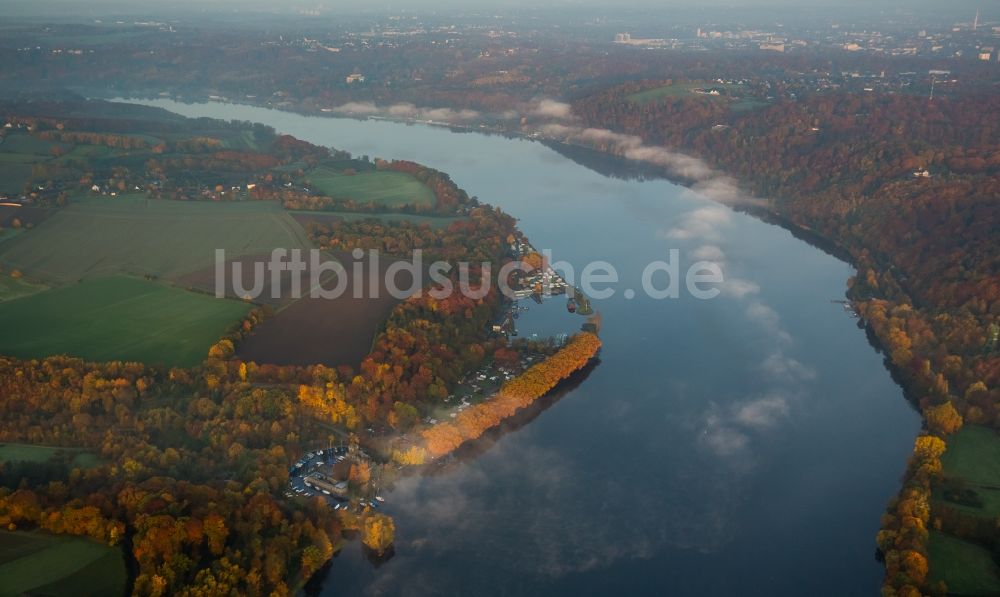 Luftaufnahme Fischlaken - Uferbereiche des Sees Baldeneysee in herbstlicher Jahreszeit am Heisinger Bogen in Fischlaken im Bundesland Nordrhein-Westfalen