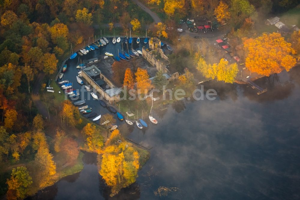 Fischlaken von oben - Uferbereiche des Sees Baldeneysee in herbstlicher Jahreszeit am Heisinger Bogen in Fischlaken im Bundesland Nordrhein-Westfalen