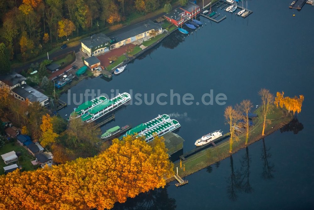 Luftbild Fischlaken - Uferbereiche des Sees Baldeneysee in herbstlicher Jahreszeit am Heisinger Bogen in Fischlaken im Bundesland Nordrhein-Westfalen