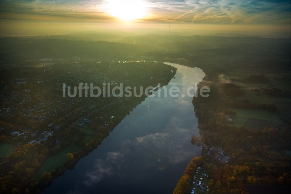 Fischlaken aus der Vogelperspektive: Uferbereiche des Sees Baldeneysee in herbstlicher Jahreszeit am Heisinger Bogen in Fischlaken im Bundesland Nordrhein-Westfalen