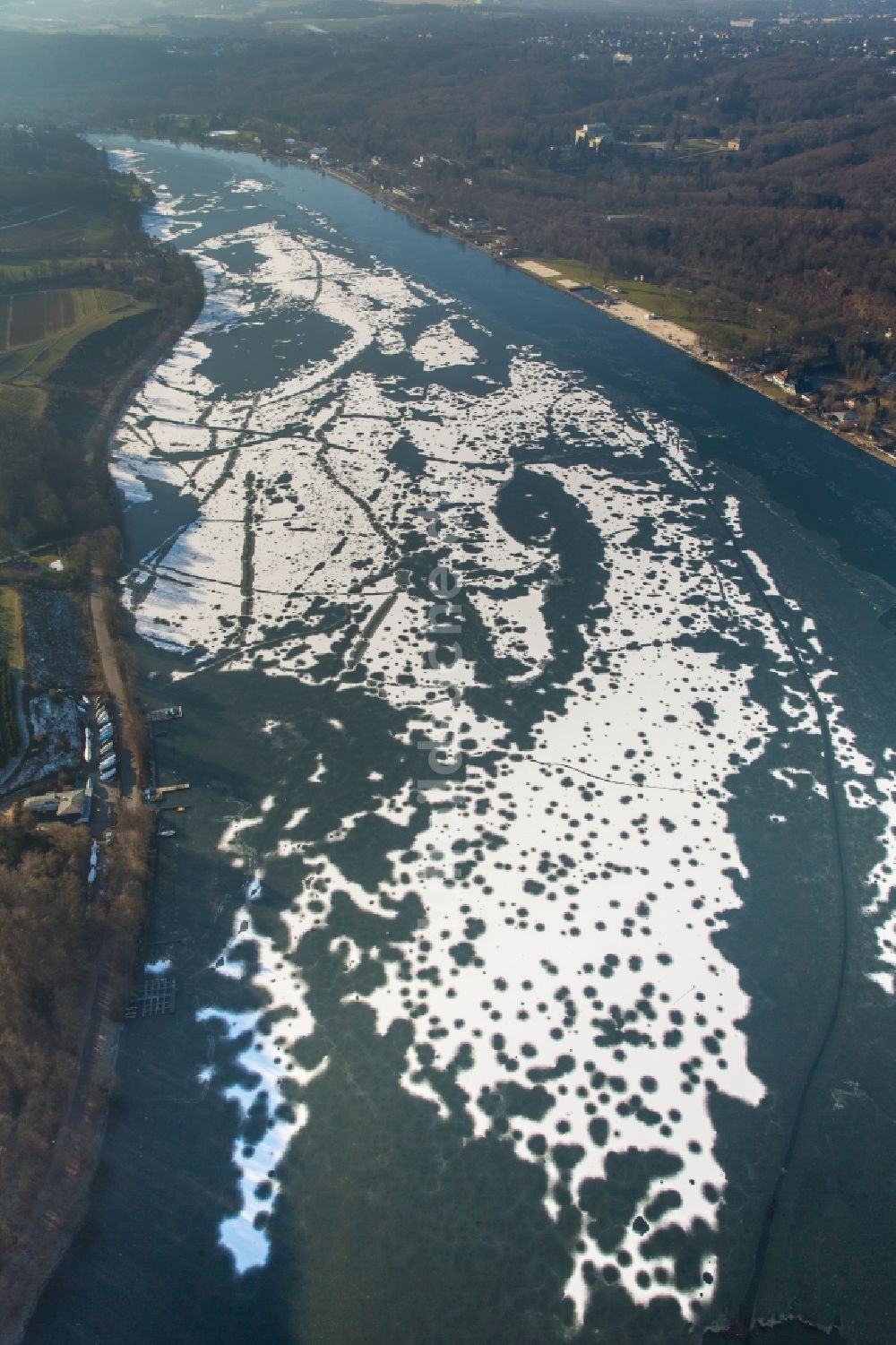 Essen von oben - Uferbereiche des Sees Baldeneysee im Ortsteil Stadtbezirke IX in Essen im Bundesland Nordrhein-Westfalen