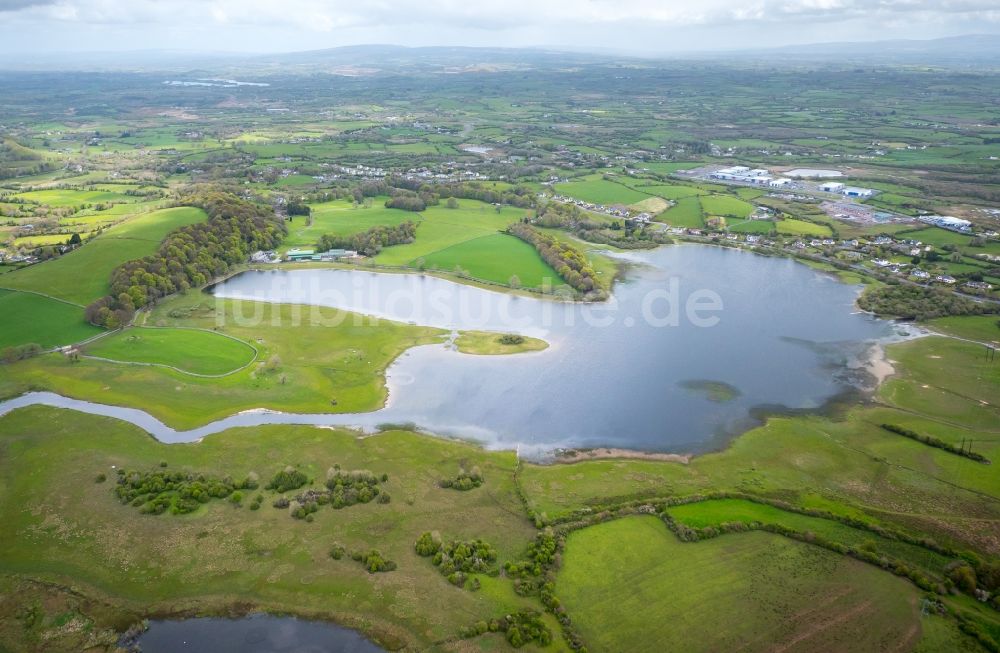 Luftaufnahme Radharc An Locha - Uferbereiche des Sees Ballyallia Lake in Radharc An Locha in Clare, Irland