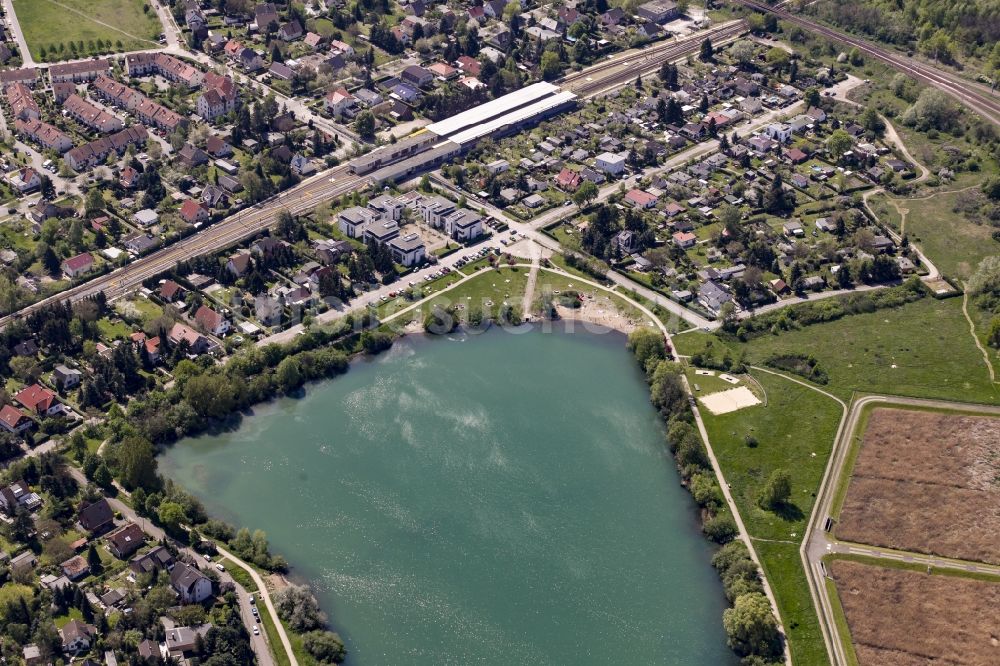 Luftaufnahme Berlin - Uferbereiche des Sees Biesdorfer Baggersee in Berlin