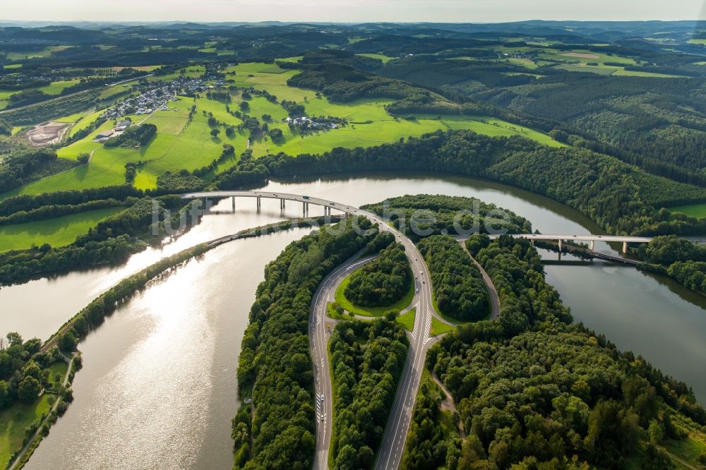 Luftaufnahme Olpe - Uferbereiche des Sees Bigge in Olpe im Bundesland Nordrhein-Westfalen