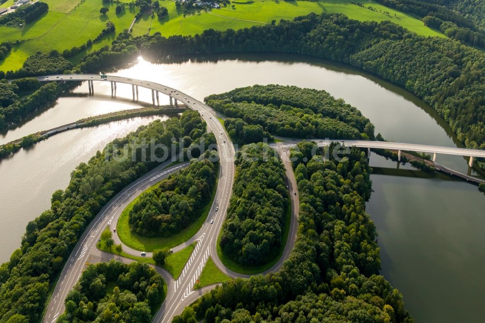 Olpe von oben - Uferbereiche des Sees Bigge in Olpe im Bundesland Nordrhein-Westfalen