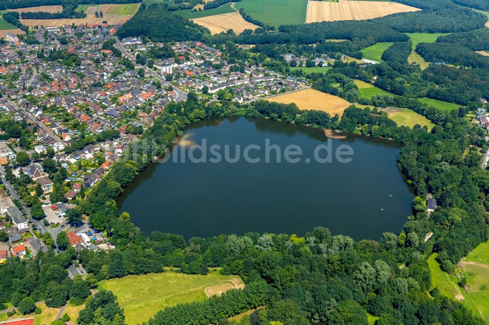 Dorsten von oben - Uferbereiche des Sees Blauer See im Stadtteil Holsterhausen in Dorsten im Bundesland Nordrhein-Westfalen