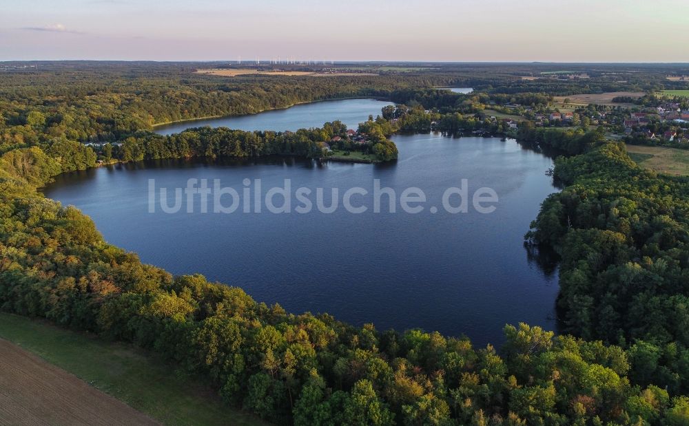 Falkenhagen (Mark) von oben - Uferbereiche des Sees Burgsee in einem Waldgebiet in Falkenhagen (Mark) im Bundesland Brandenburg, Deutschland