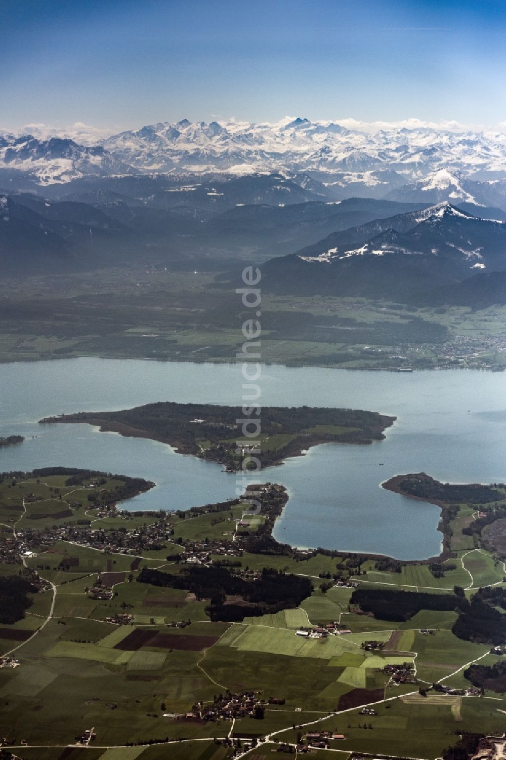 Breitbrunn am Chiemsee von oben - Uferbereiche des Sees am Chiemsee mit Blick auf die Herreninsel in Breitbrunn am Chiemsee im Bundesland Bayern, Deutschland