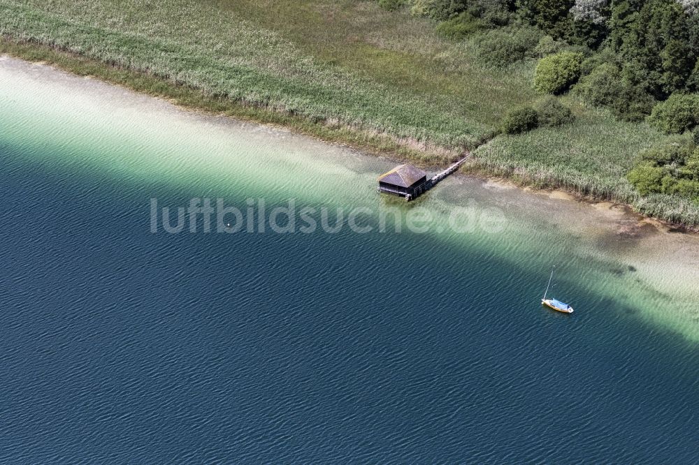 Breitbrunn am Chiemsee von oben - Uferbereiche des Sees Chiemsee mit Bootshaus in Breitbrunn am Chiemsee im Bundesland Bayern, Deutschland