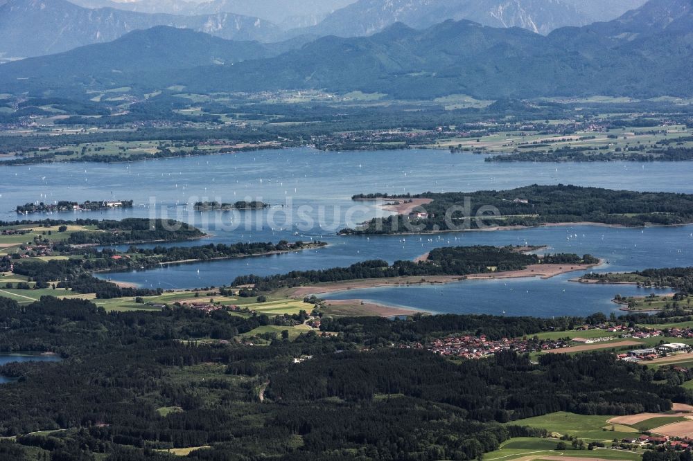 Breitbrunn am Chiemsee aus der Vogelperspektive: Uferbereiche des Sees Chiemsee in Breitbrunn am Chiemsee im Bundesland Bayern, Deutschland