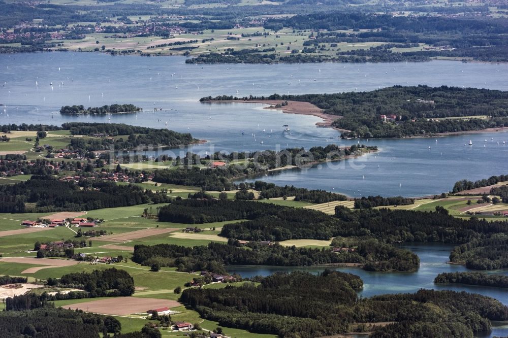 Luftaufnahme Breitbrunn am Chiemsee - Uferbereiche des Sees Chiemsee in Breitbrunn am Chiemsee im Bundesland Bayern, Deutschland