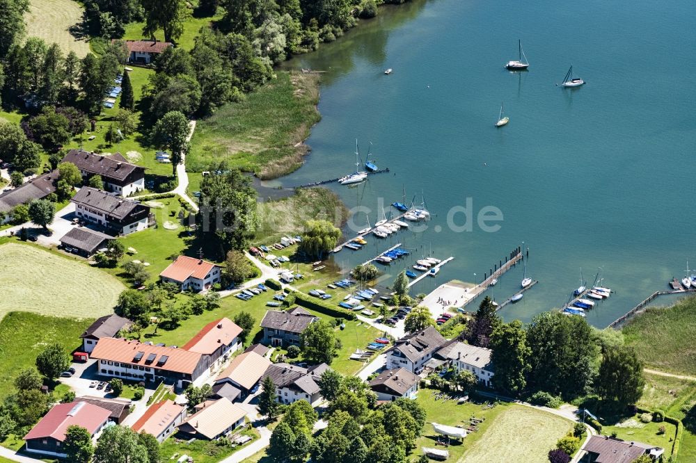 Luftaufnahme Breitbrunn am Chiemsee - Uferbereiche des Sees Chiemsee in Breitbrunn am Chiemsee im Bundesland Bayern, Deutschland