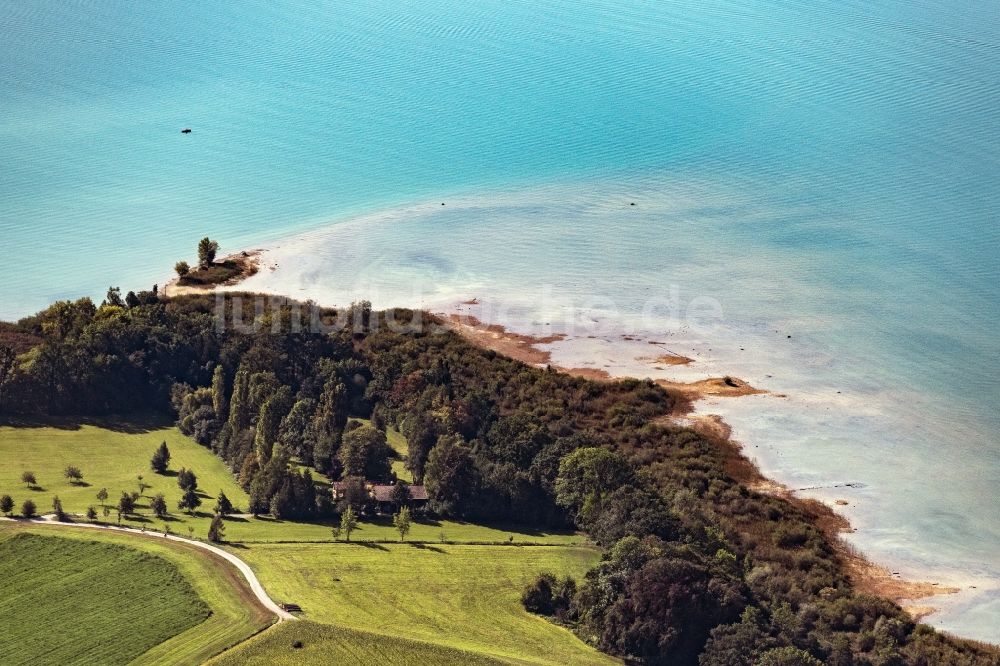 Chieming von oben - Uferbereiche des Sees Chiemsee in Chieming im Bundesland Bayern, Deutschland