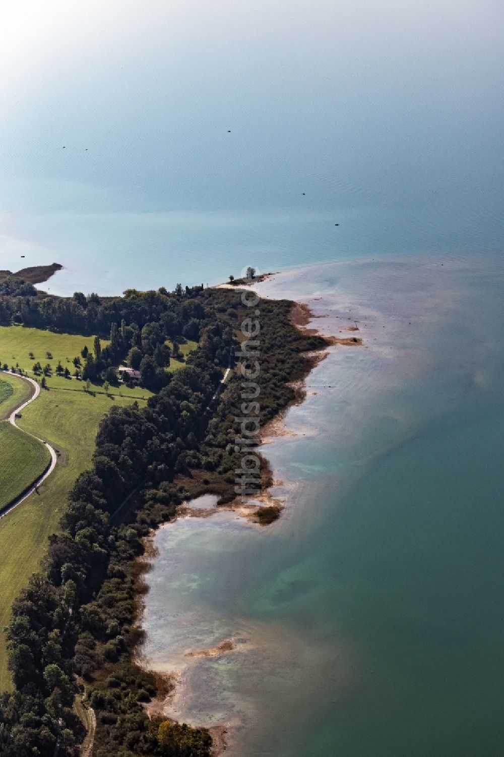 Chieming von oben - Uferbereiche des Sees Chiemsee in Chieming im Bundesland Bayern, Deutschland