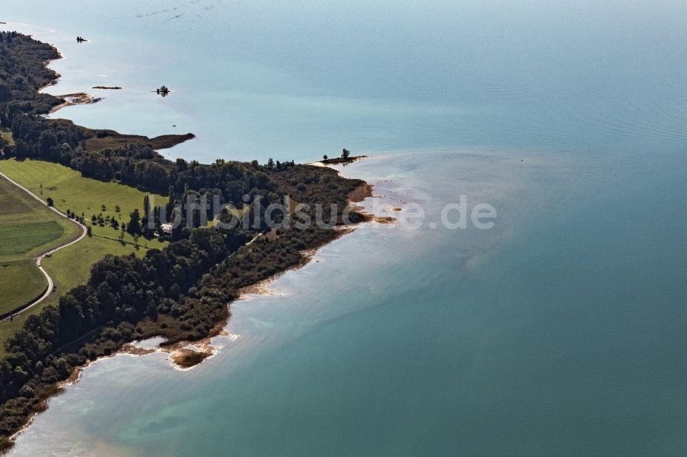 Chieming aus der Vogelperspektive: Uferbereiche des Sees Chiemsee in Chieming im Bundesland Bayern, Deutschland