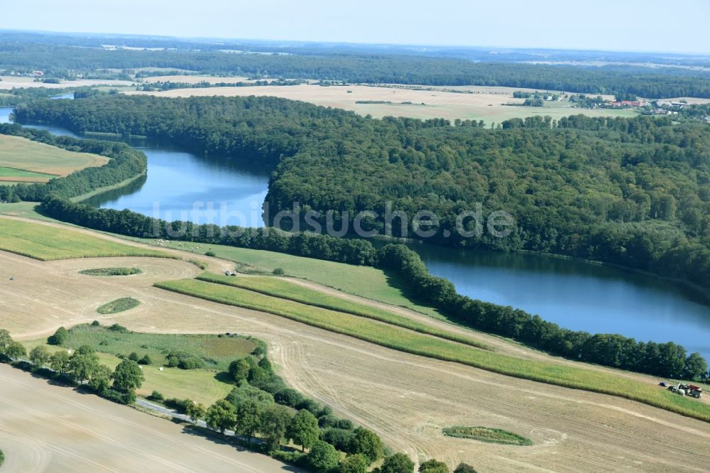 Feldberger Seenlandschaft von oben - Uferbereiche des Sees Dolgener See der Feldberger Seenlandschaft im Bundesland Mecklenburg-Vorpommern