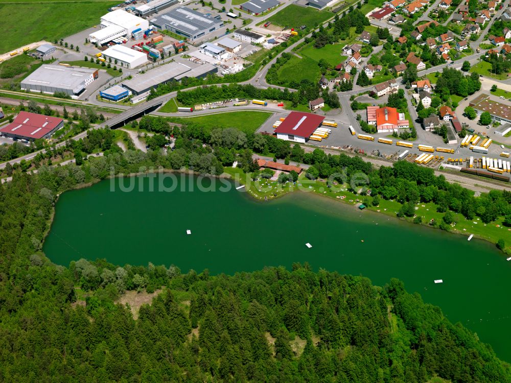 Luftaufnahme Ummendorf - Uferbereiche des Sees in einem Waldgebiet in Ummendorf im Bundesland Baden-Württemberg, Deutschland