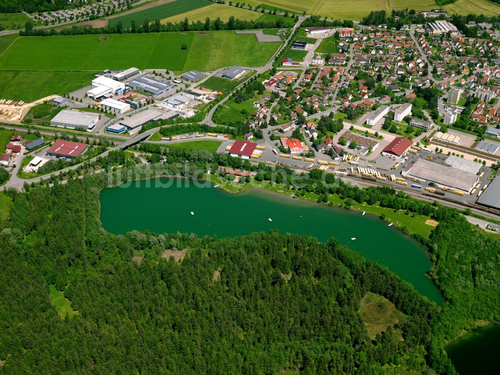 Ummendorf von oben - Uferbereiche des Sees in einem Waldgebiet in Ummendorf im Bundesland Baden-Württemberg, Deutschland