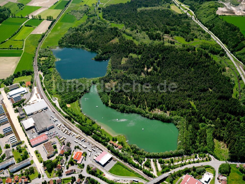 Ummendorf von oben - Uferbereiche des Sees in einem Waldgebiet in Ummendorf im Bundesland Baden-Württemberg, Deutschland