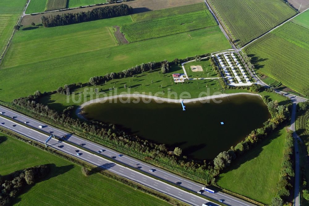 Geiselbullach aus der Vogelperspektive: Uferbereiche des Sees Eisolzrieder See an der Autobahn A8 in Geiselbullach im Bundesland Bayern, Deutschland