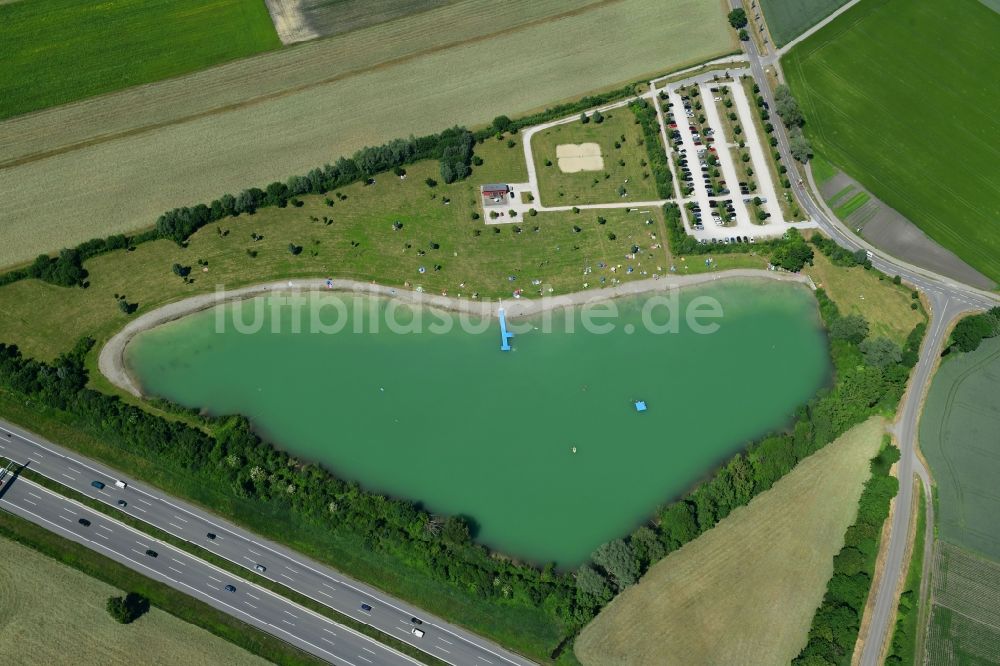 Bergkirchen von oben - Uferbereiche des Sees Eisolzrieder See im Ortsteil Geiselbullach in Bergkirchen im Bundesland Bayern, Deutschland