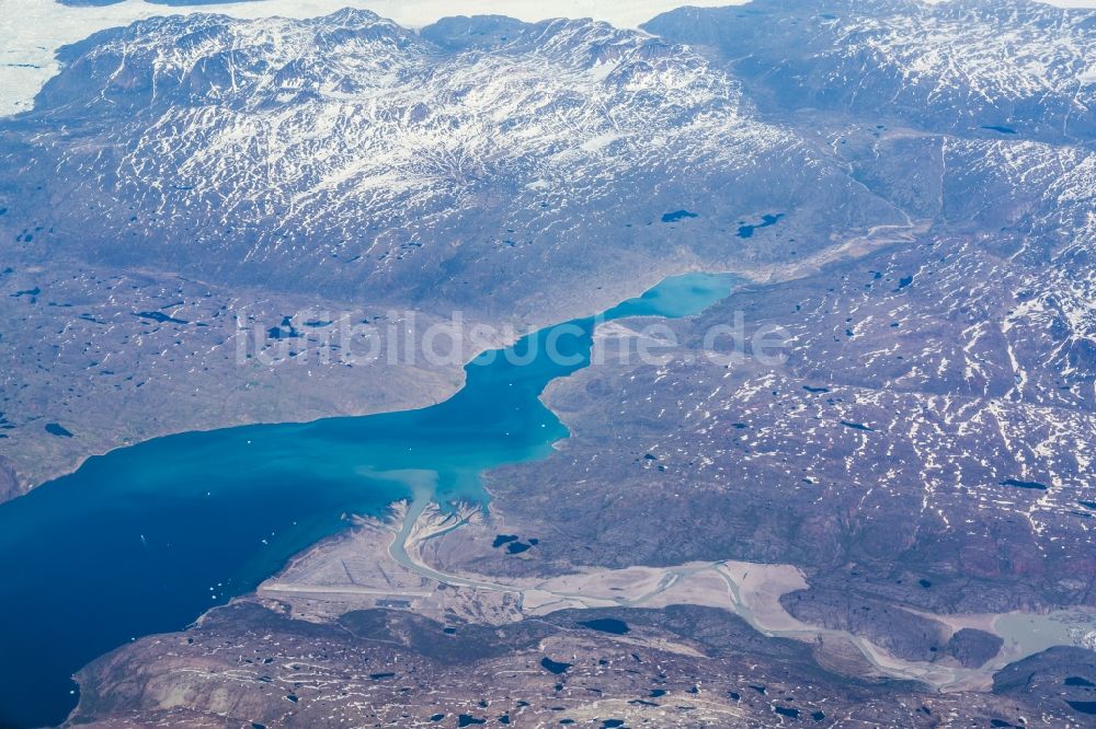 Narssarssuaq aus der Vogelperspektive: Uferbereiche des Sees Eriksfjord in Narssarssuaq in Kujalleq Kommune, Grönland