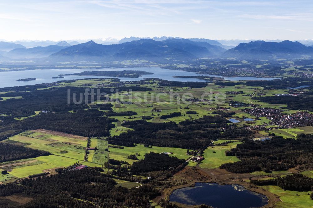 Pittenhart aus der Vogelperspektive: Uferbereiche des Sees Eschenauer See mit Blick bis zu Chiemsee in Pittenhart im Bundesland Bayern, Deutschland