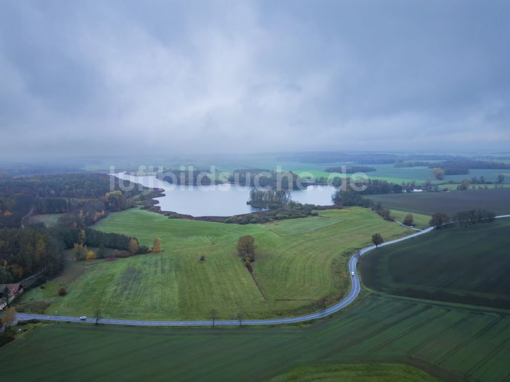 Luftbild Moritzburg - Uferbereiche des Sees Frauenteich in einem Waldgebiet in Moritzburg im Bundesland Sachsen, Deutschland