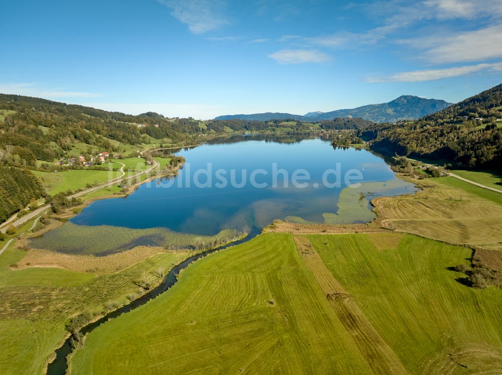 Luftbild Immenstadt im Allgäu - Uferbereiche des Sees Großer Alpsee im Tal der Berglandschaft in Immenstadt im Allgäu im Bundesland Bayern, Deutschland