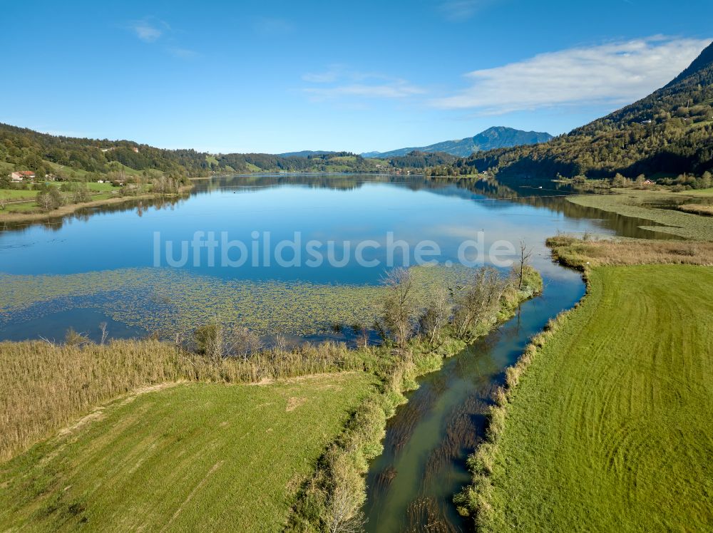 Luftaufnahme Immenstadt im Allgäu - Uferbereiche des Sees Großer Alpsee im Tal der Berglandschaft in Immenstadt im Allgäu im Bundesland Bayern, Deutschland