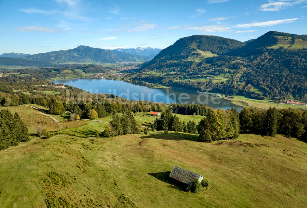 Immenstadt im Allgäu aus der Vogelperspektive: Uferbereiche des Sees Großer Alpsee im Tal der Berglandschaft in Immenstadt im Allgäu im Bundesland Bayern, Deutschland