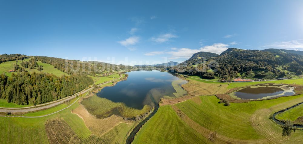 Luftaufnahme Immenstadt im Allgäu - Uferbereiche des Sees Großer Alpsee im Tal der Berglandschaft in Immenstadt im Allgäu im Bundesland Bayern, Deutschland