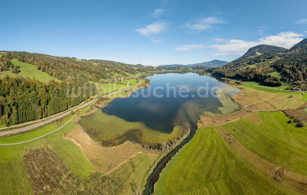 Immenstadt im Allgäu von oben - Uferbereiche des Sees Großer Alpsee im Tal der Berglandschaft in Immenstadt im Allgäu im Bundesland Bayern, Deutschland