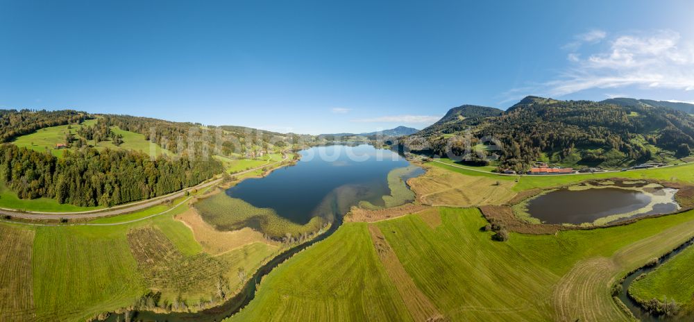 Luftaufnahme Immenstadt im Allgäu - Uferbereiche des Sees Großer Alpsee im Tal der Berglandschaft in Immenstadt im Allgäu im Bundesland Bayern, Deutschland