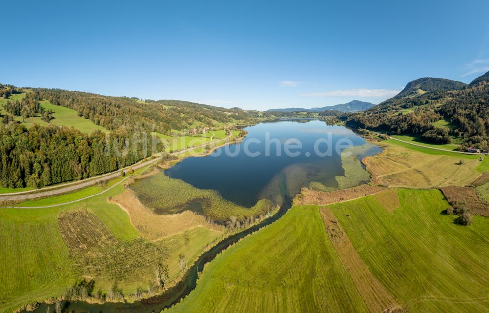 Immenstadt im Allgäu von oben - Uferbereiche des Sees Großer Alpsee im Tal der Berglandschaft in Immenstadt im Allgäu im Bundesland Bayern, Deutschland