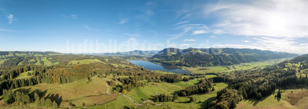 Immenstadt im Allgäu aus der Vogelperspektive: Uferbereiche des Sees Großer Alpsee im Tal der Berglandschaft in Immenstadt im Allgäu im Bundesland Bayern, Deutschland