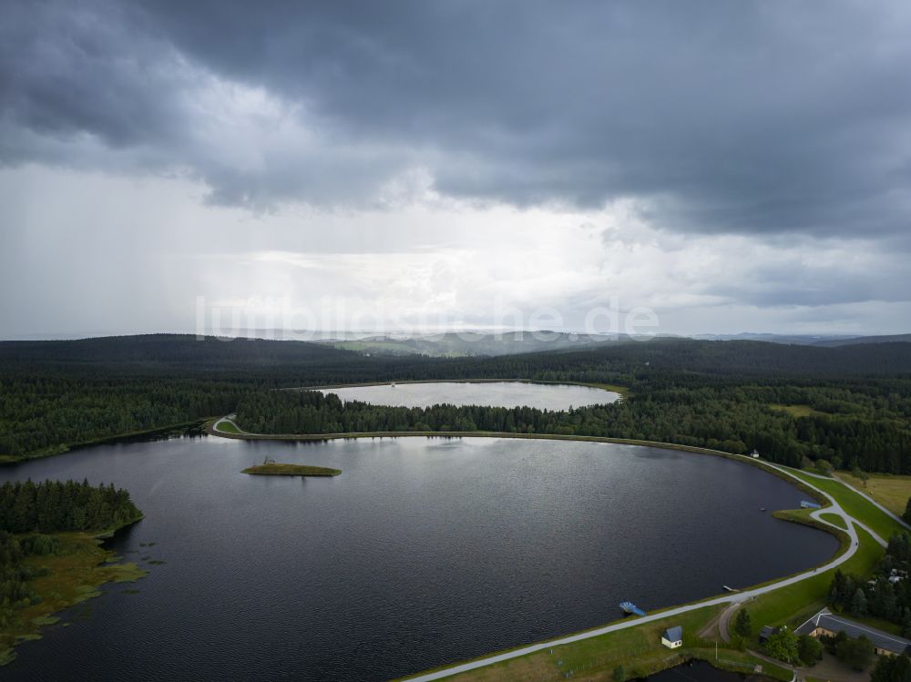 Altenberg aus der Vogelperspektive: Uferbereiche des Sees Großer Galgenteich in einem Waldgebiet in Altenberg im Bundesland Sachsen, Deutschland