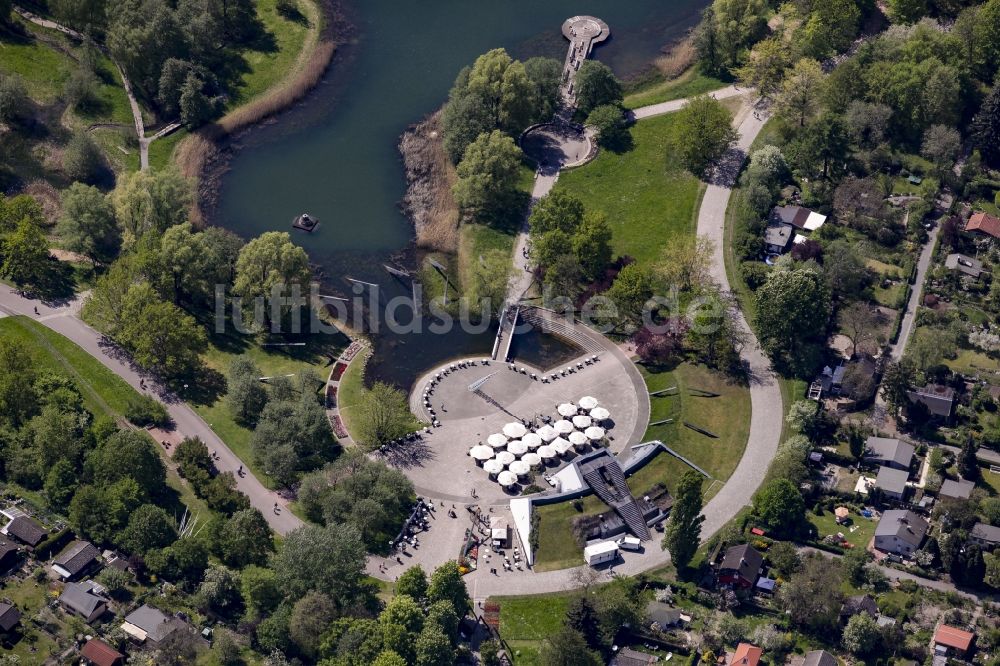 Luftbild Berlin - Uferbereiche des Sees Hauptsee im Erholungspark Britzer Garten in Berlin