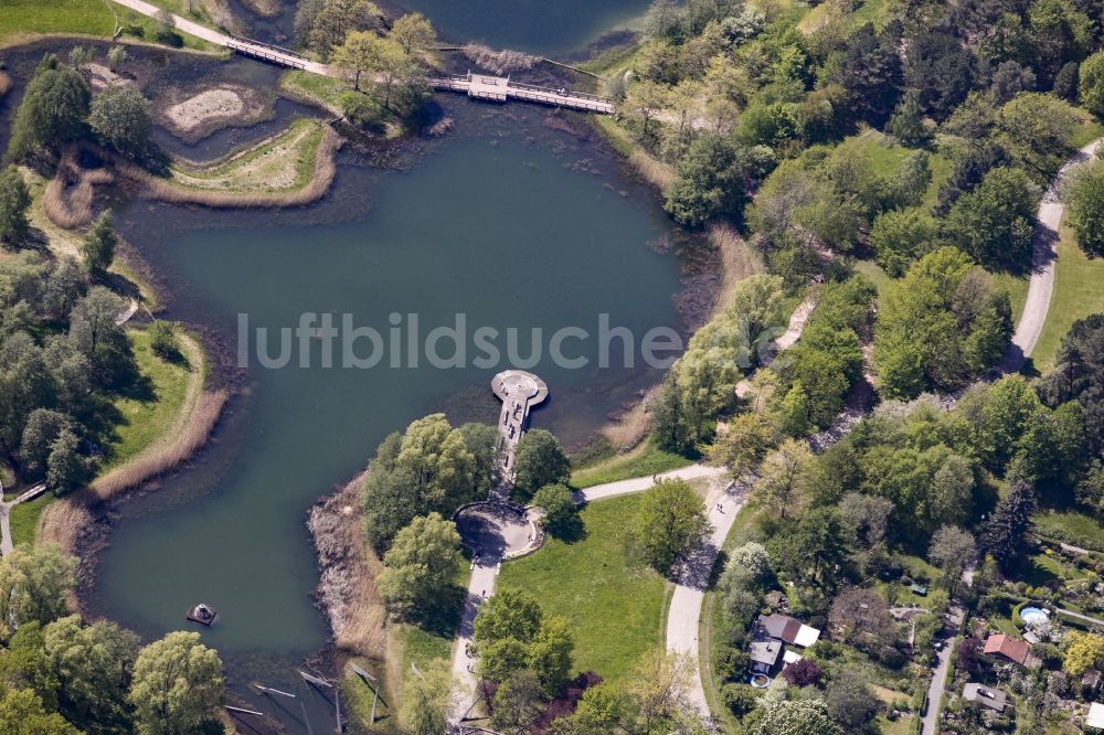 Luftaufnahme Berlin - Uferbereiche des Sees Hauptsee im Erholungspark Britzer Garten in Berlin