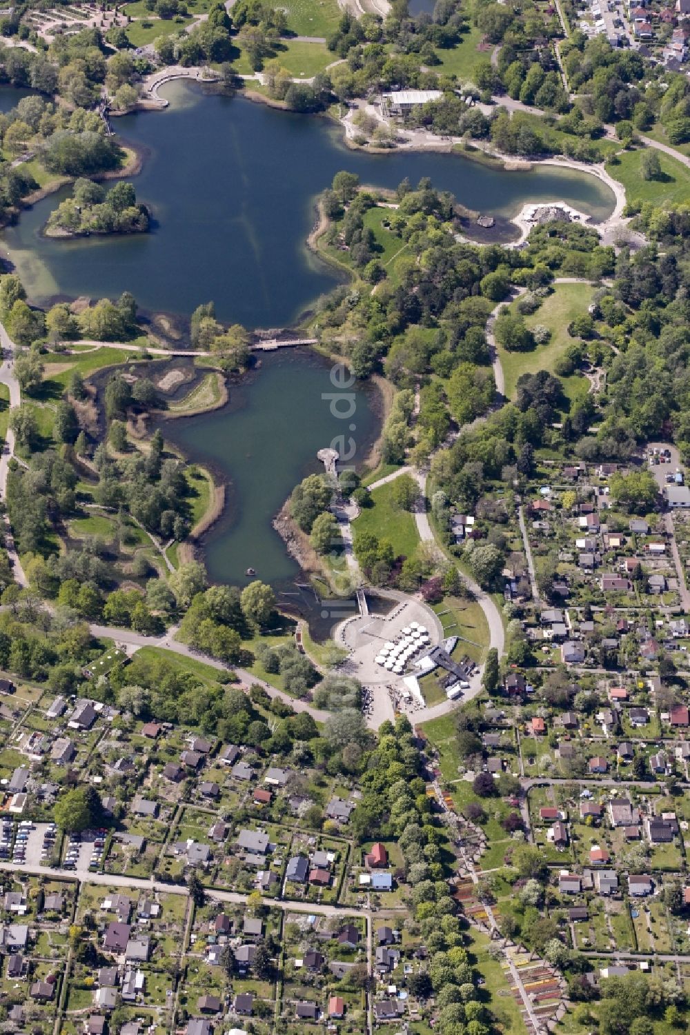 Berlin von oben - Uferbereiche des Sees Hauptsee im Erholungspark Britzer Garten in Berlin