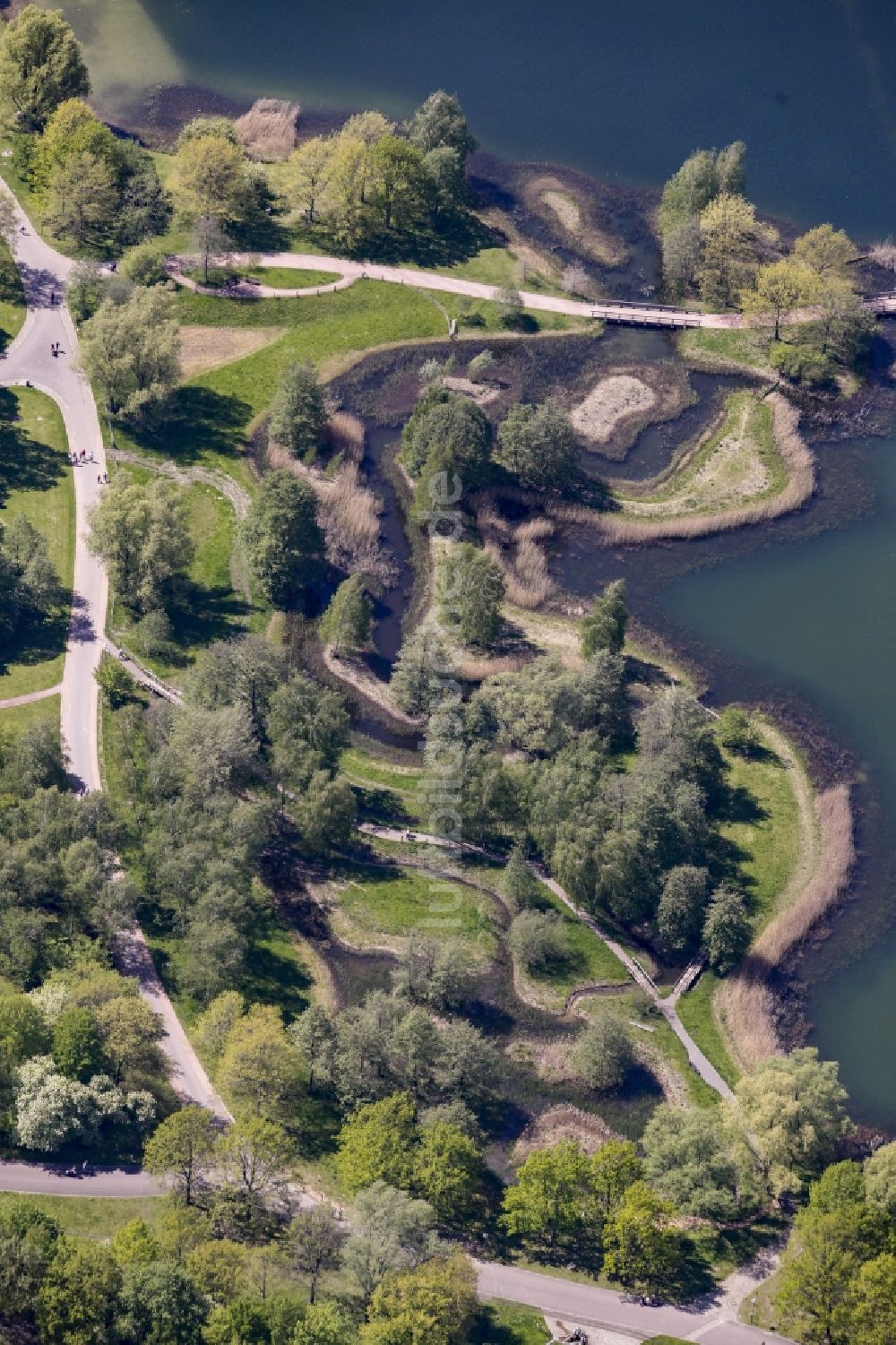 Berlin aus der Vogelperspektive: Uferbereiche des Sees Hauptsee im Erholungspark Britzer Garten in Berlin