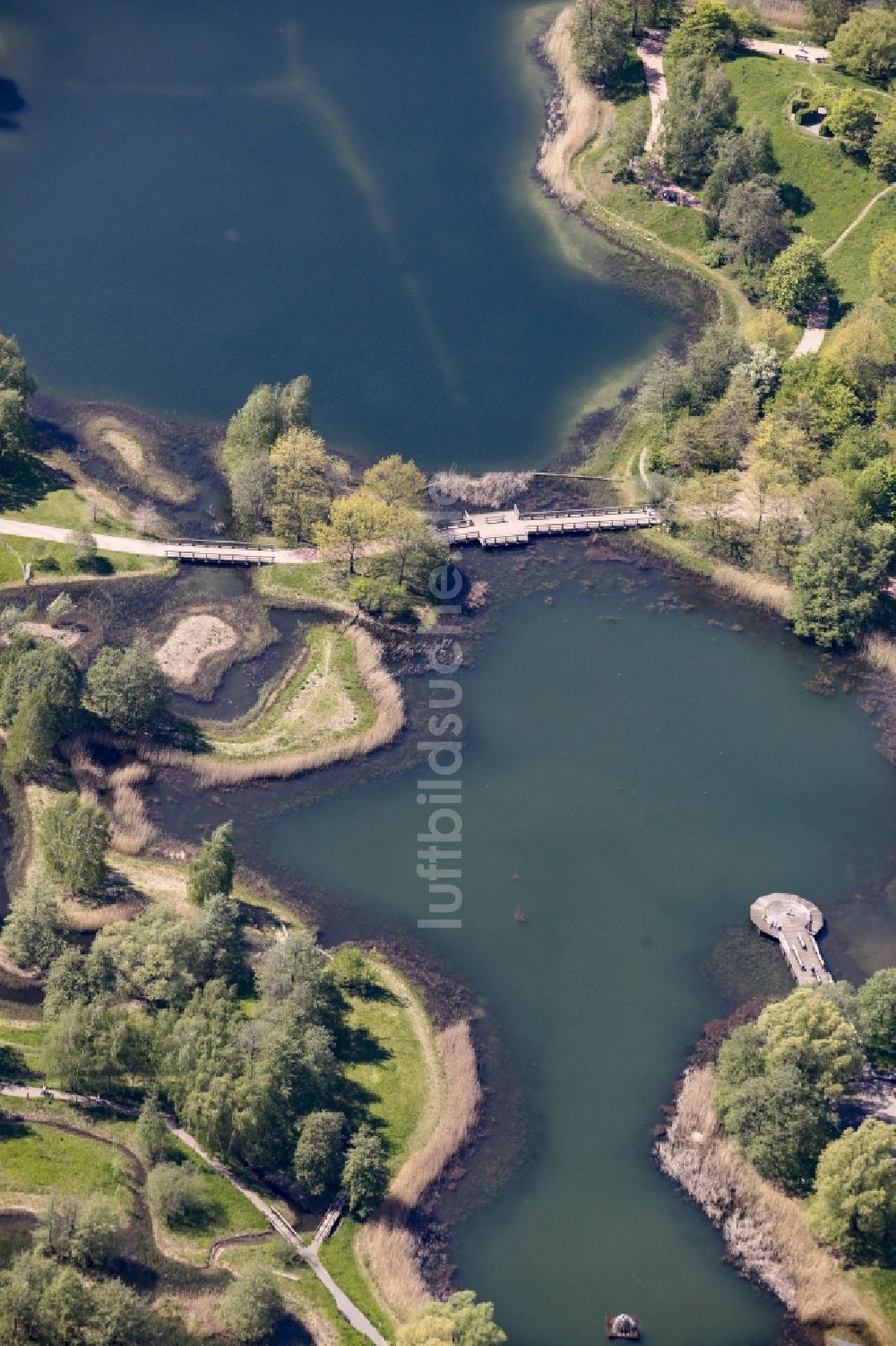 Luftbild Berlin - Uferbereiche des Sees Hauptsee im Erholungspark Britzer Garten in Berlin