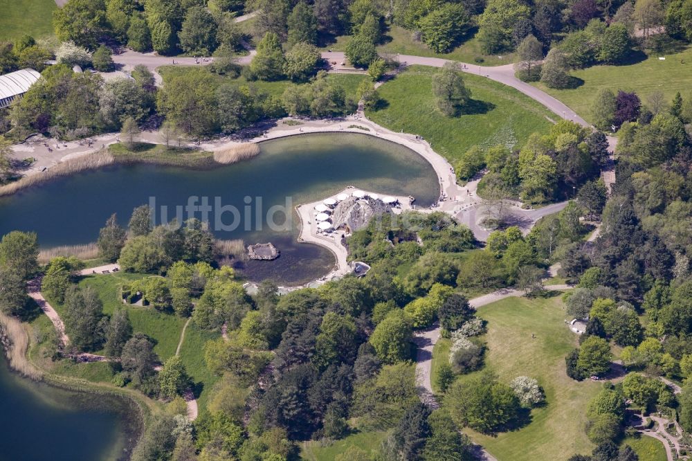 Berlin von oben - Uferbereiche des Sees Hauptsee im Erholungspark Britzer Garten in Berlin